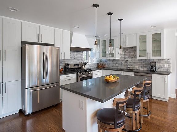 3rd image of 2025 Nassau Dr