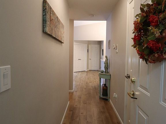 5th image of 159 Green River Dr