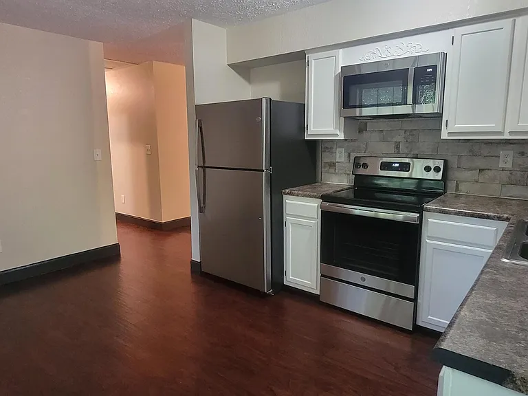 710 Dailey Ave — Photo 3