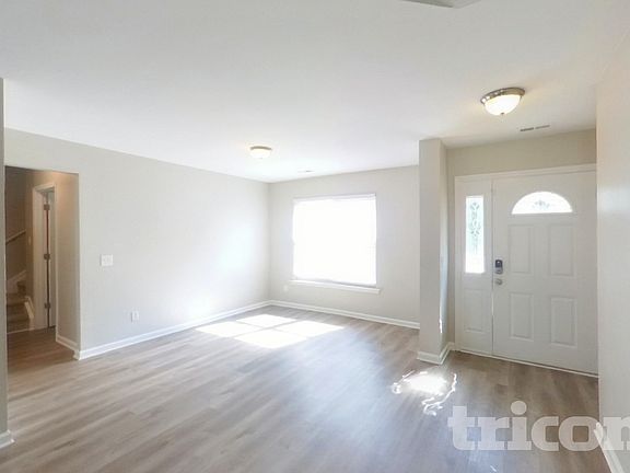 4th image of 633 Thornbird Cir