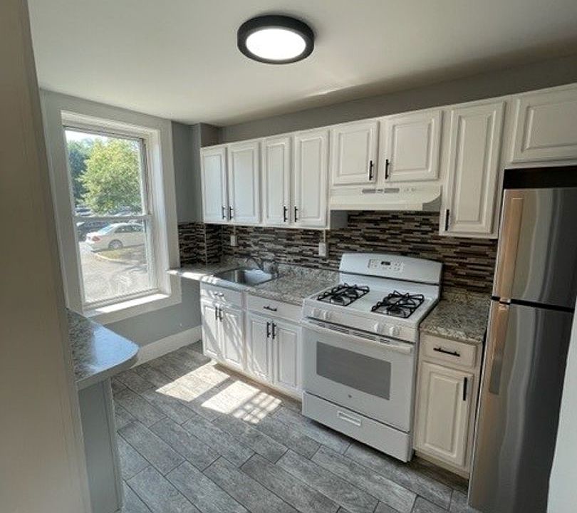 1st image of 300 Elm Pl APT 1