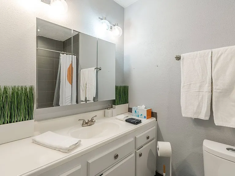 2817 Alcazar St NE — Photo 20