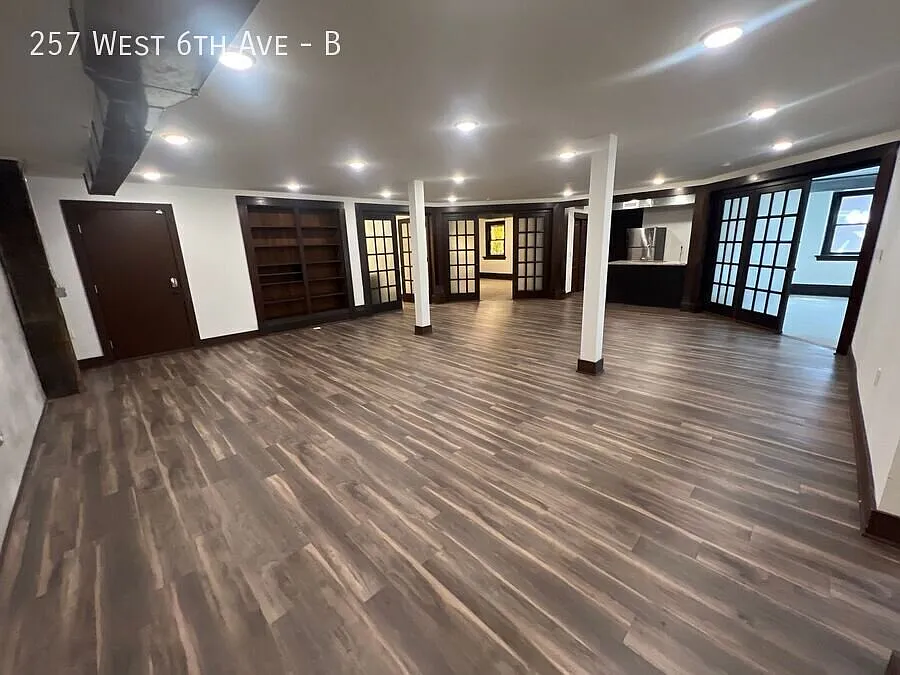 Unique 3 Bedroom Victorian Village Apartments — Photo 2