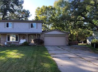2715 Maplecrest Dr, Waterford, MI 48329