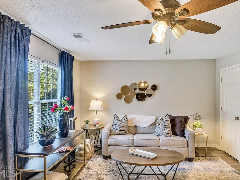 7269 Crestside Dr — Photo 2