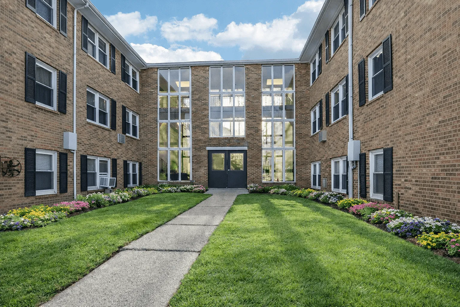 Bonaparte Apartments — Photo 1