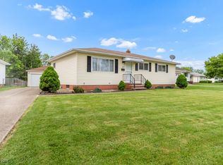 34664 Iris Ln, Eastlake, OH 44095