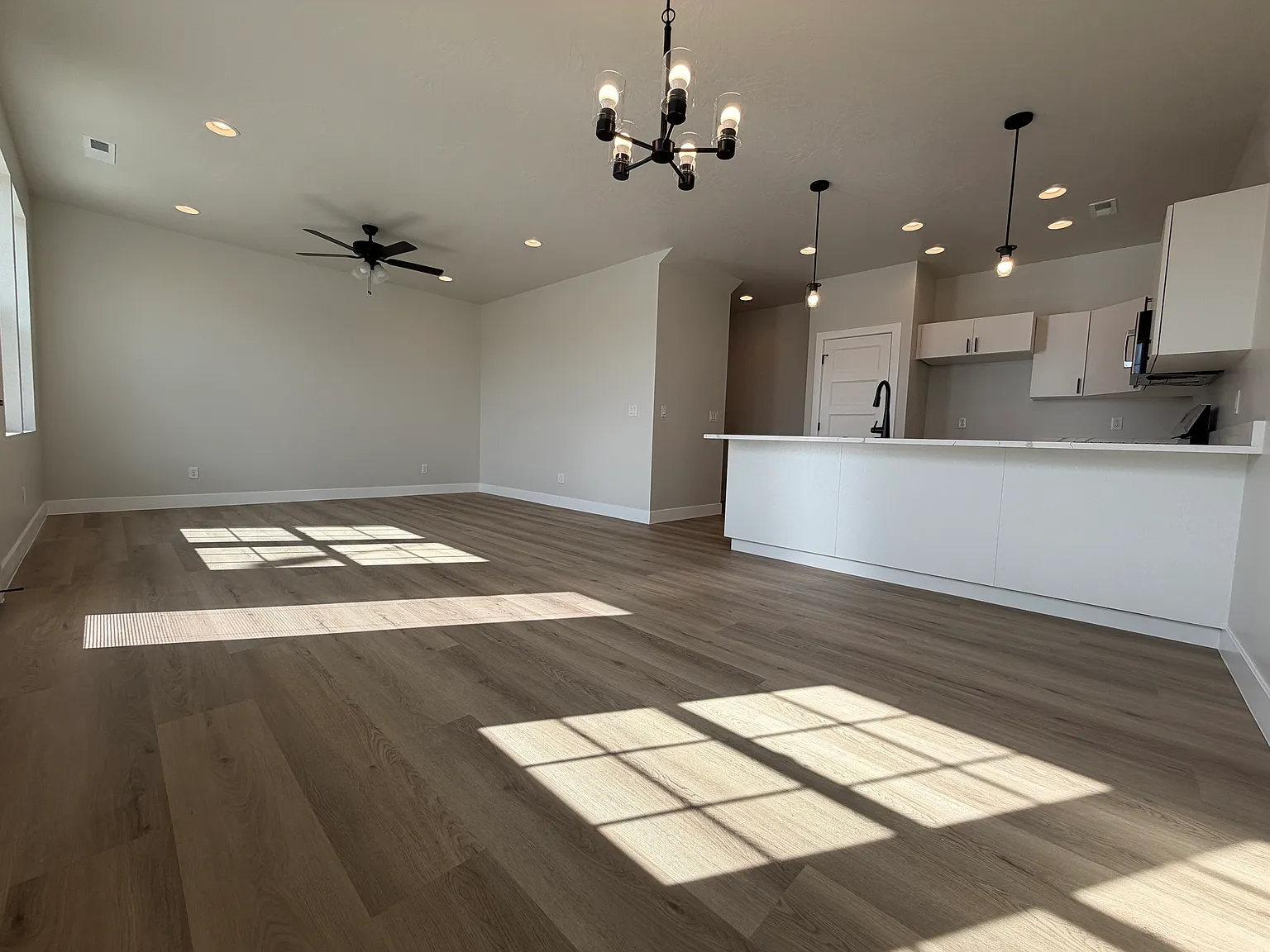 3 bed, 2.5 bath, 1596 sqft, $2,200 — Photo 4