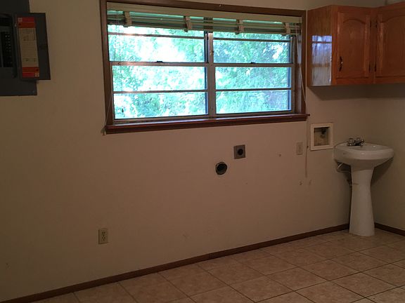 3rd image of 107 E Ciro Caceres