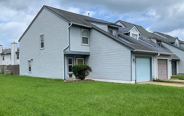 End unit with spacious lawn