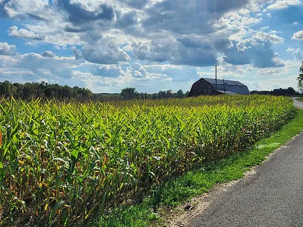 W Valcourt Rd, Grove City, PA 16127