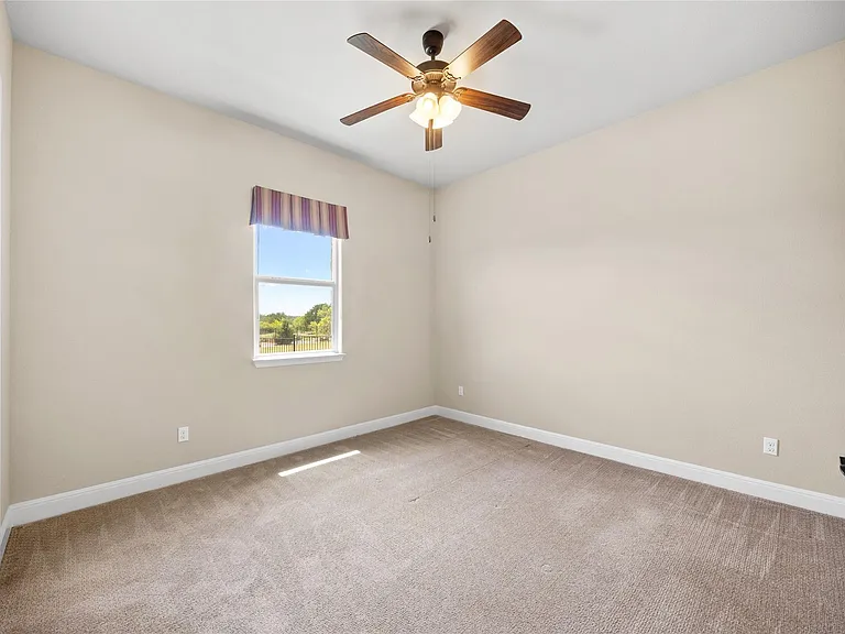 900 Hawthorne Loop — Photo 32