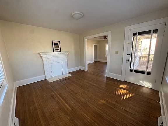 Living room (fireplace does not work)