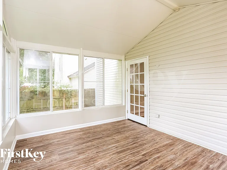 1241 Clock St — Photo 9