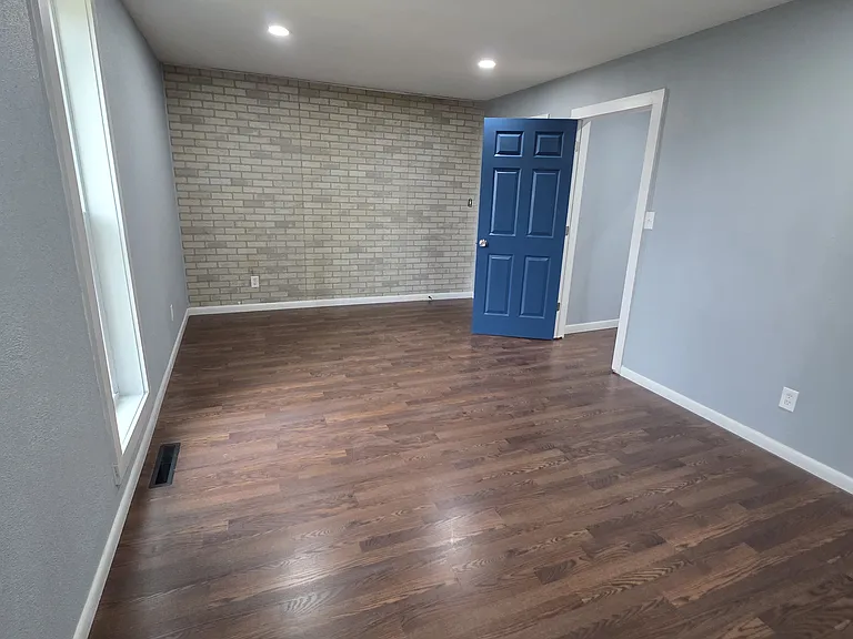 330 E Elm St — Photo 2