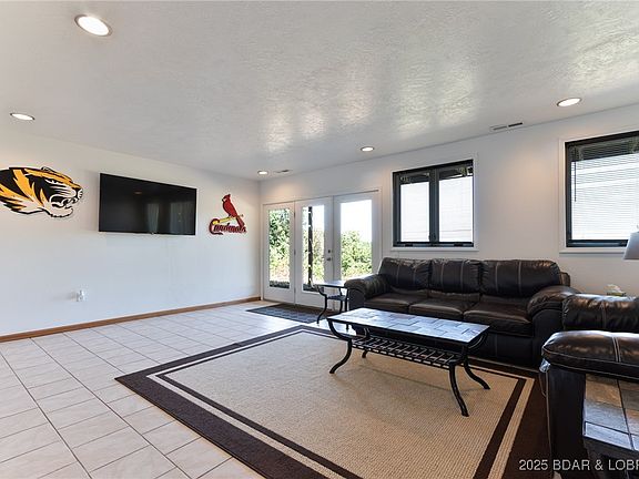3rd image of 220 Keigan Dr
