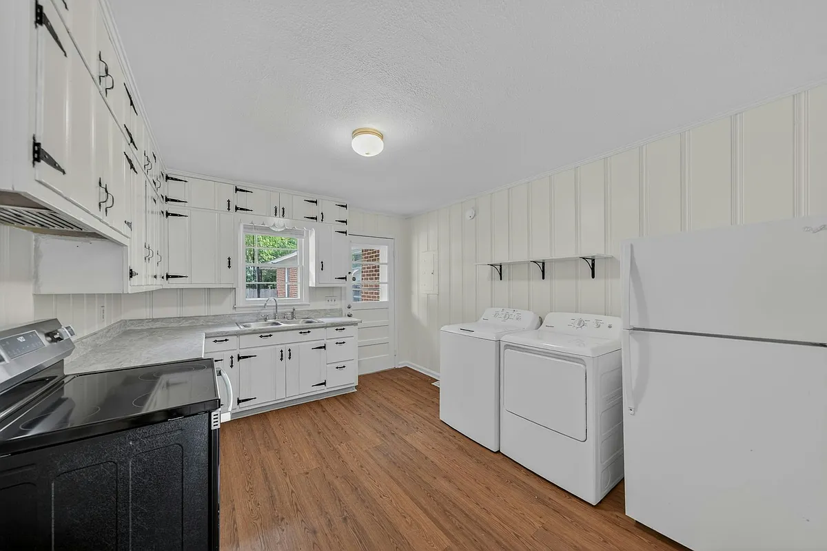 Kitchen - 506 Hickory St SE #A