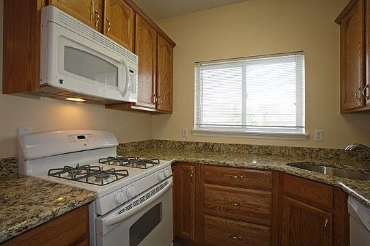 Kitchen w/Granite countertops and Breakfast Bar
