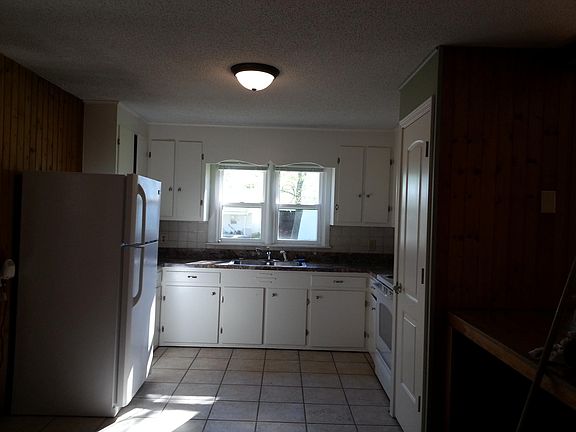 4th image of 137 Goggin Ln