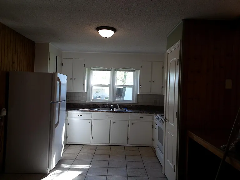 137 Goggin Ln — Photo 4