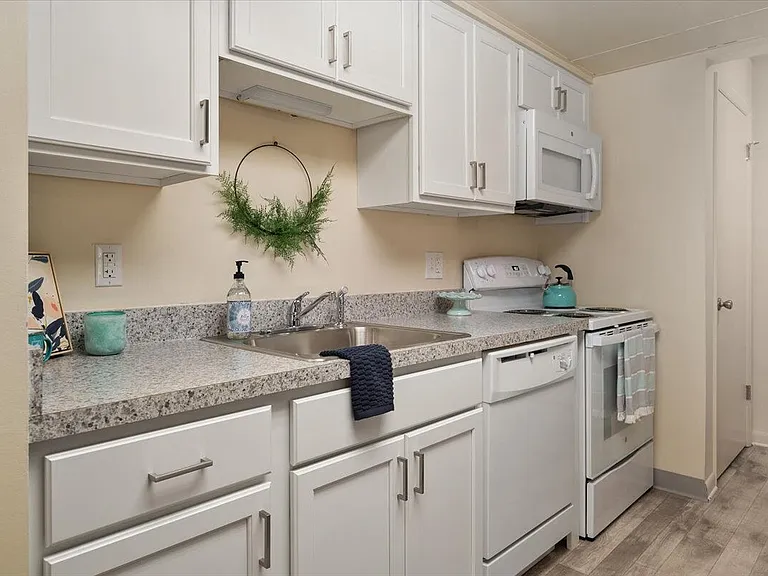Parkwood Apartments — Photo 35