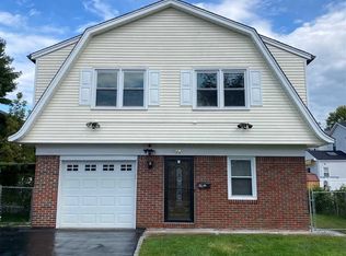 11 Violet Ct, Bergenfield, NJ 07621