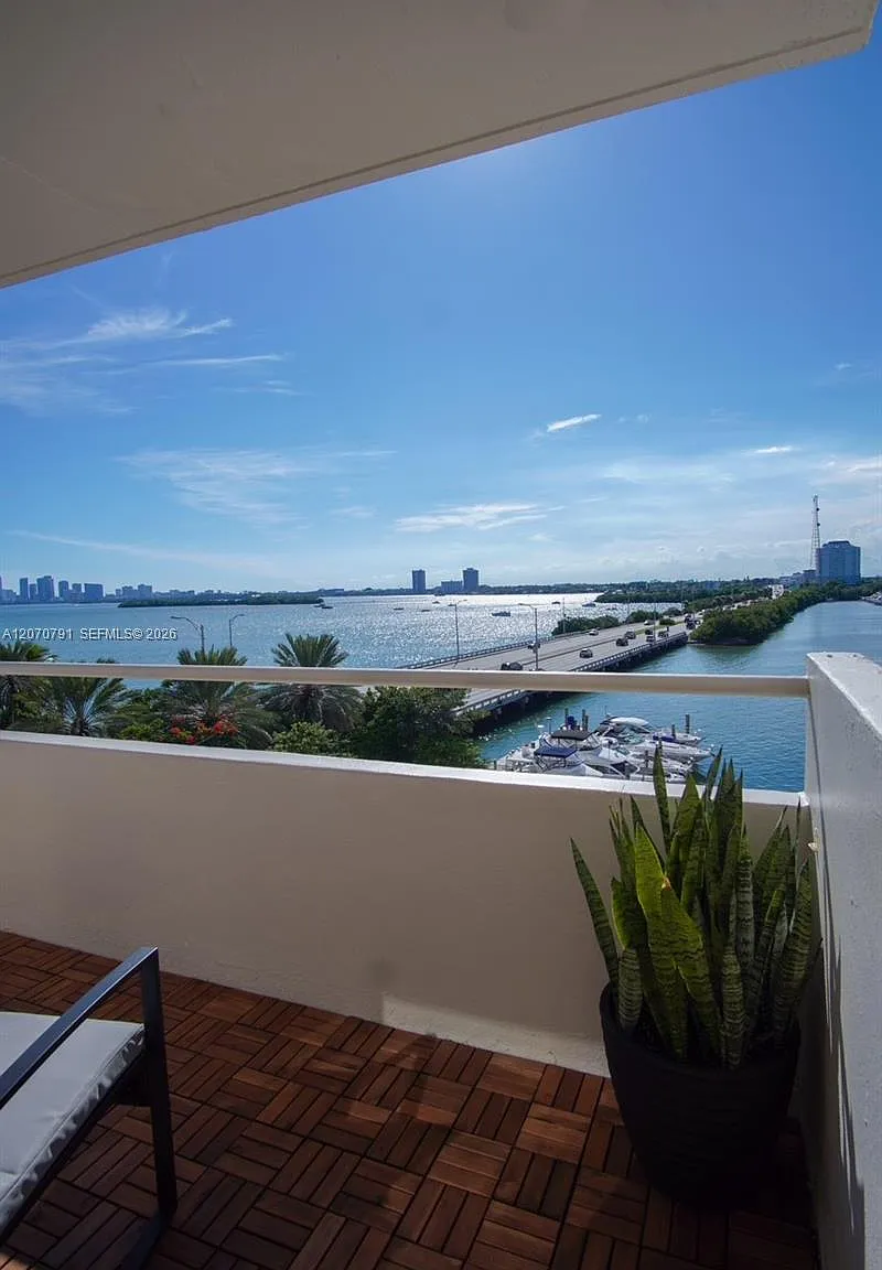 Bayshore Yacht & Tennis C — Photo 2