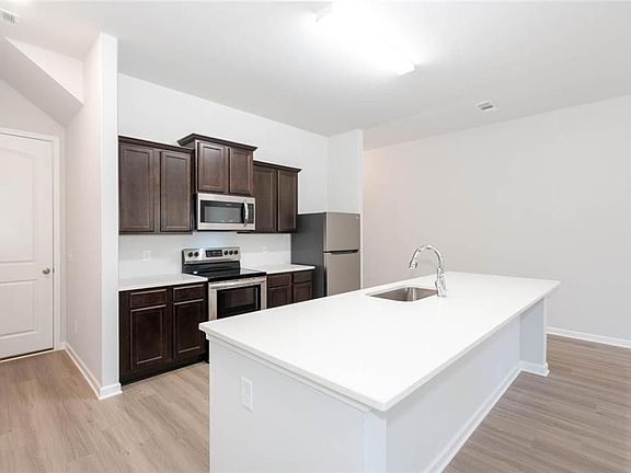 5th image of 625 Everett Ln