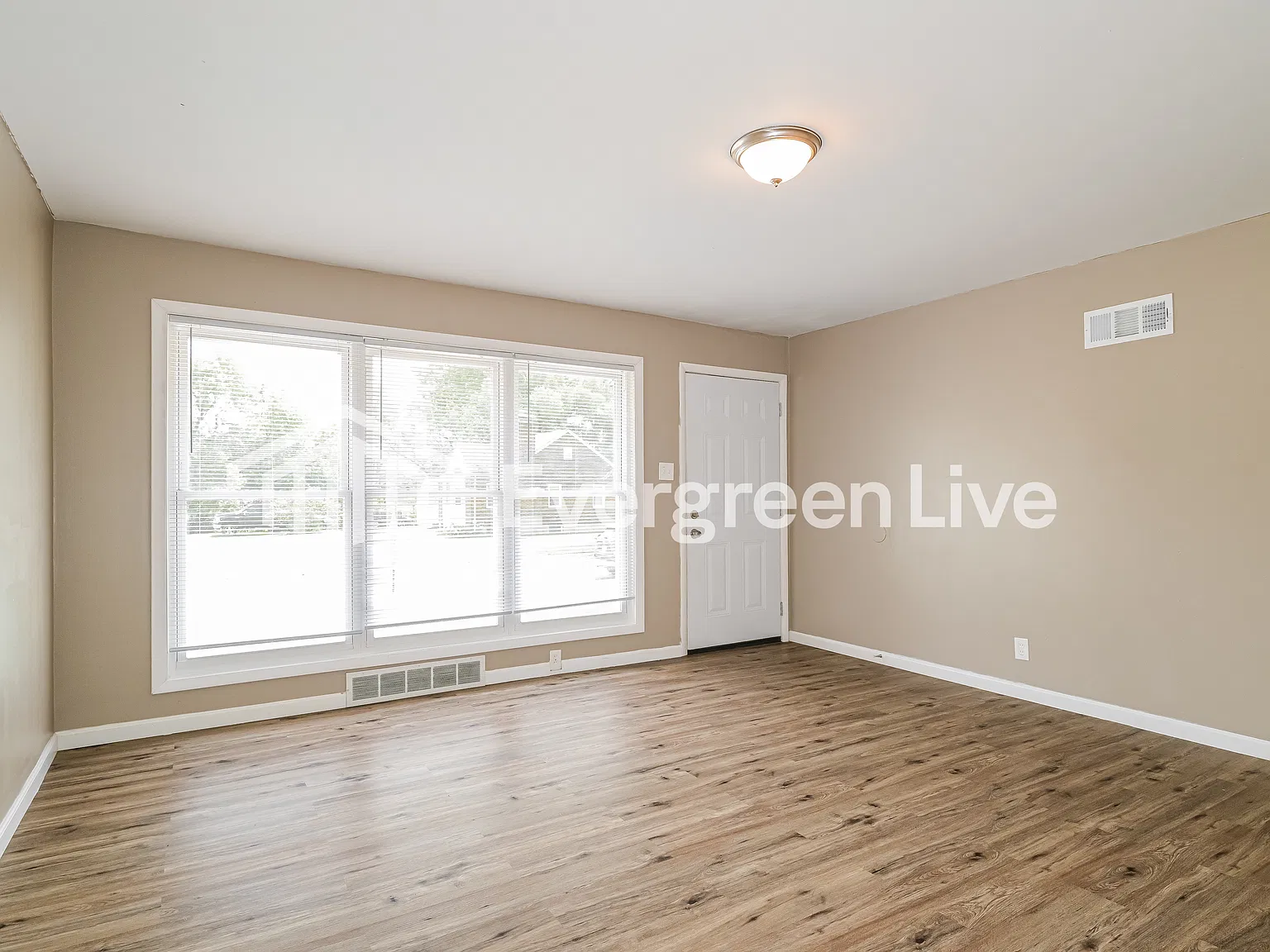 3 bed, 1.0 bath, 988 sqft, $1,345 — Photo 3