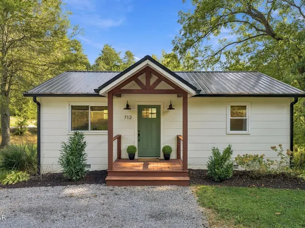 712 E Millers Cove Rd, Walland, TN 37886