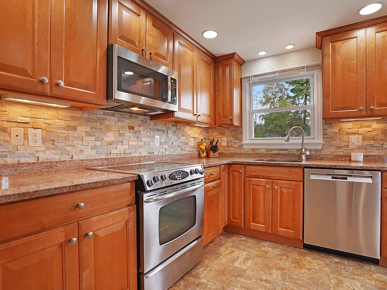 18 E Derry Rd — Photo 15