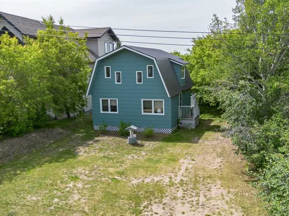 19 E 4th St, White Sands, AB T0C 3B0