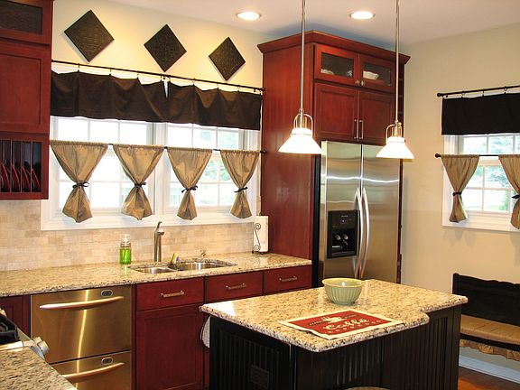 Cook/Eat In Island With Stainless Appliances 