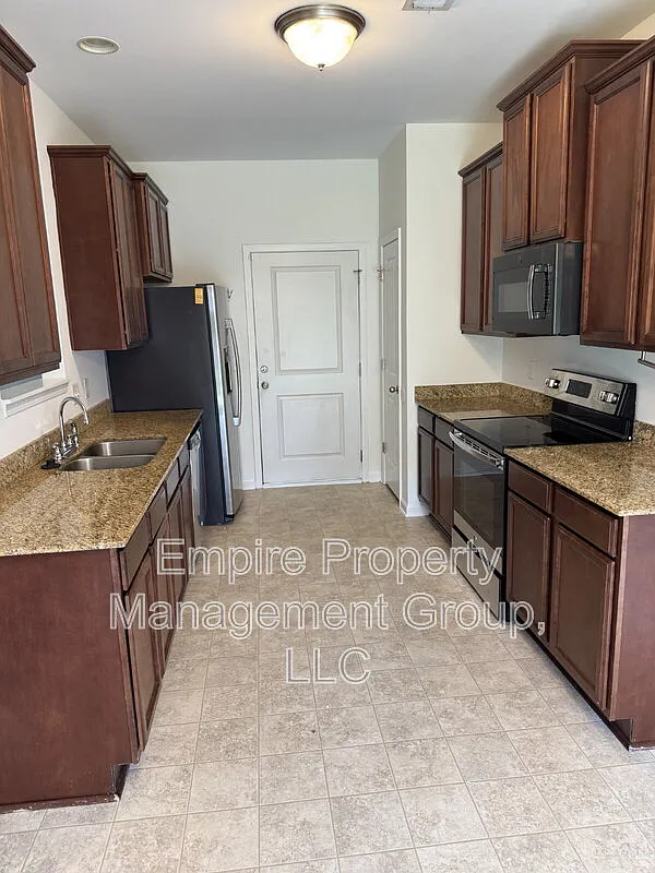 3 bed, 2.5 bath, 1538 sqft, $1,900 — Photo 4