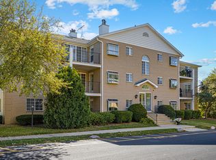 451 Valley Dr APT 101, Naperville, IL 60563