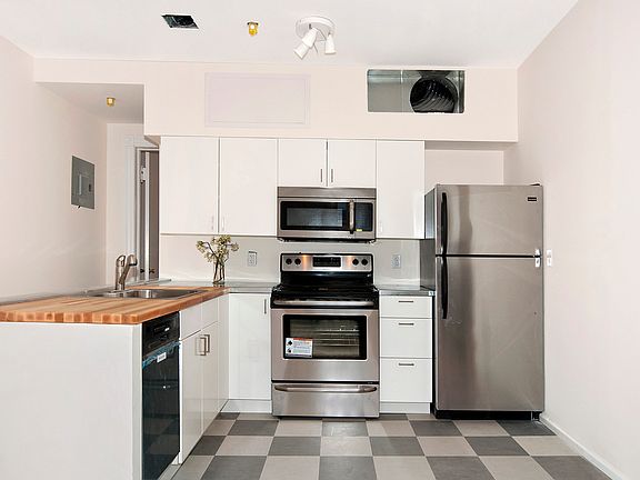 4th image of 248 Jefferson Ave #2