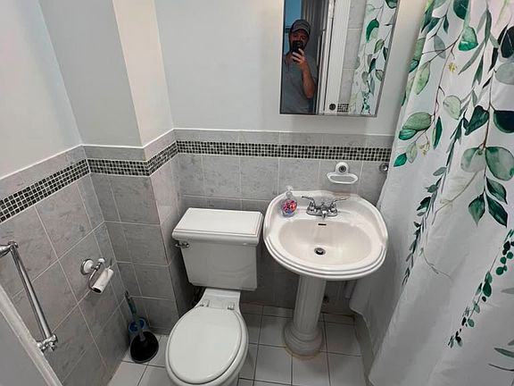 2nd image of 992 Hart St #2