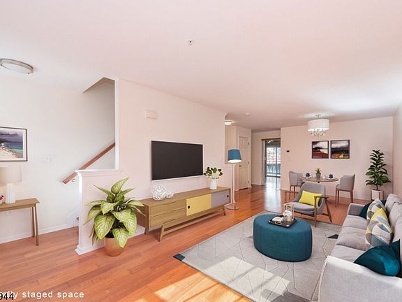 3rd image of 62 Greenbrook Dr Unit 62