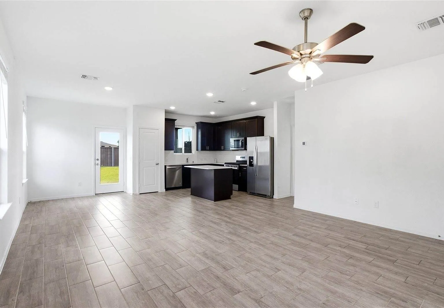 5 bed, 2571 sqft, $2,600 — Photo 2