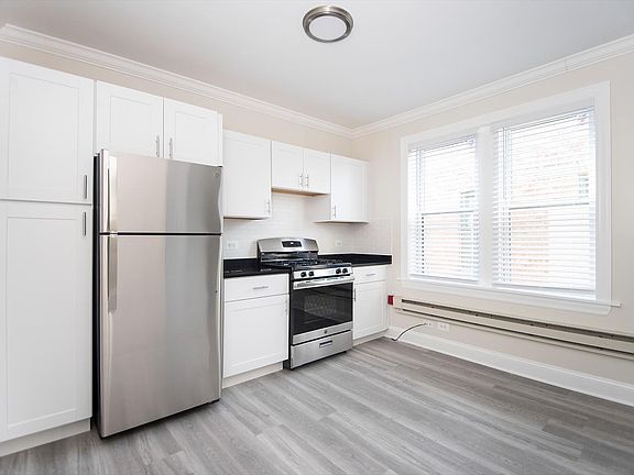 3rd image of 843 W Cornelia Ave APT 3S