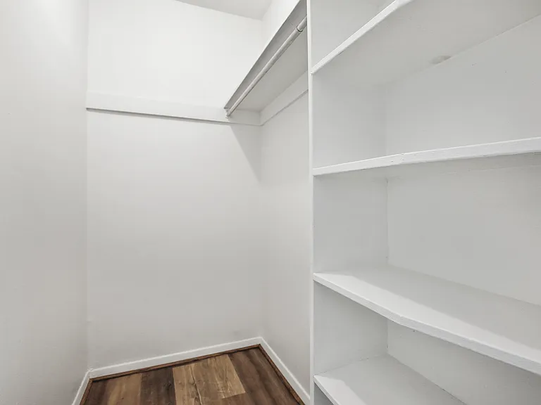 Walk-in-closet