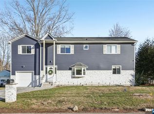 17 Maple Ave, Mahwah, NJ 07430