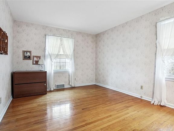 3rd image of 10 E 115th St