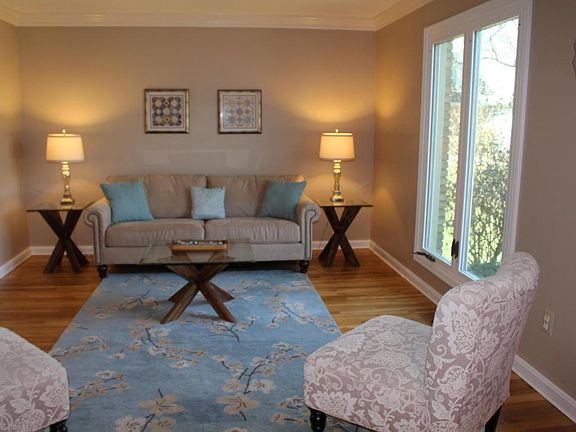 3rd image of 945 Woodsedge Ln