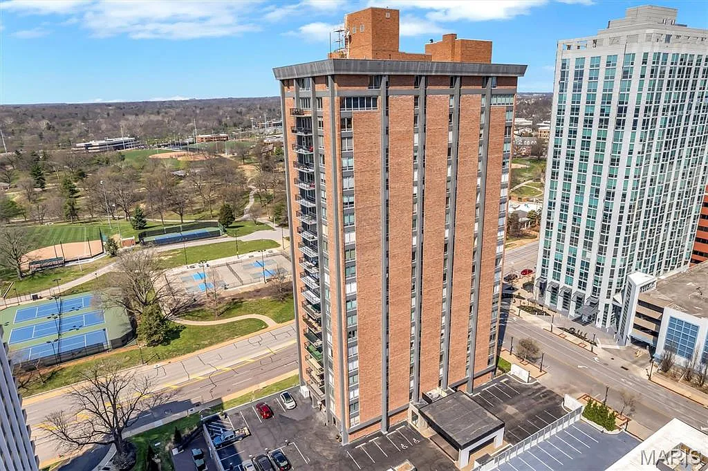 200 S Brentwood Blvd APT 2F photo 1