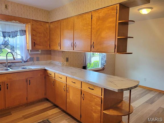 4th image of 193 E Walnut St