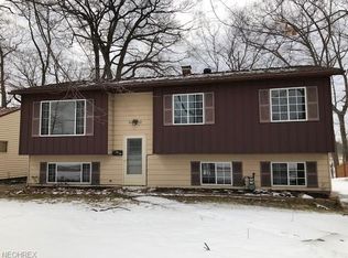 8982 Woodridge Ln, Mentor, OH 44060