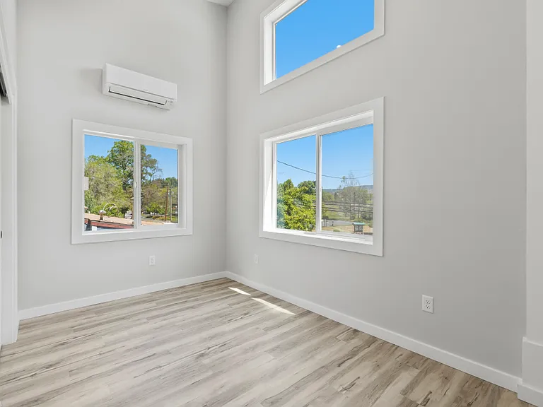 300 Riverside Dr — Photo 15