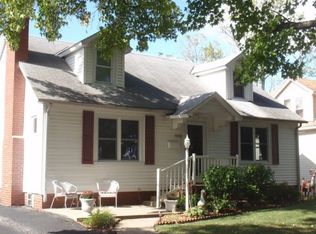 1109 S 15th St, Mattoon, IL 61938