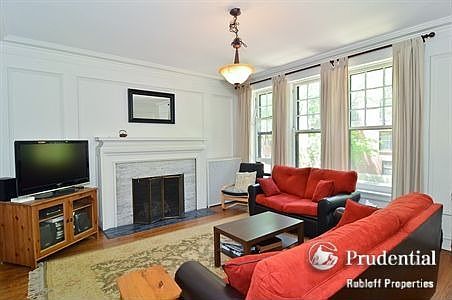 2nd image of 2911 N Pine Grove Ave #1